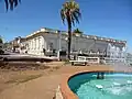 L'intendance départementale de Salto vue depuis le square F-D Roosevelt et, sur la gauche, début de la rue Uruguay.