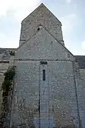 Croisillon nord du transept percé d'une petite fenêtre romane