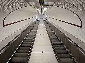 Vue d'ensemble des escaliers mécaniques de la station.