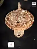 Lampe à huile en terre avec un relief de gladiateur (Ier ou IIe&nbsp;siècle)