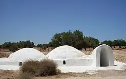 Jemaâ Louta, mosquée souterraine de Sedouikech vue de la surface avec ses deux coupoles et son unique entrée ouvrant sur l'escalier.