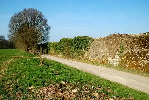 Le mur d'enceinte au nord de la Porte.