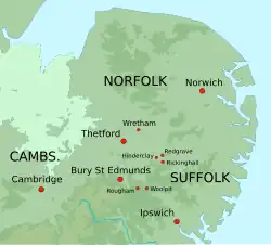 Carte physique situant les lieux mentionnés dans l'article. Elle montre les comtés du Norfolk (au nord) et du Suffolk (au sud), avec les villes de Norwich (au nord), Thetford (au centre), Ipswich (au sud) et Cambridge (à l'ouest).