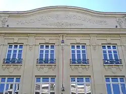 Fronton à bas-relief épigraphique portant l'inscription Magasins modernes.