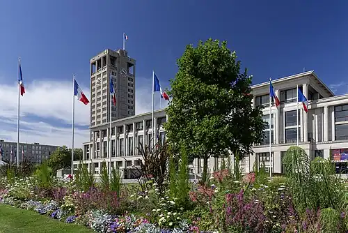 L'hôtel de ville et sa tour.