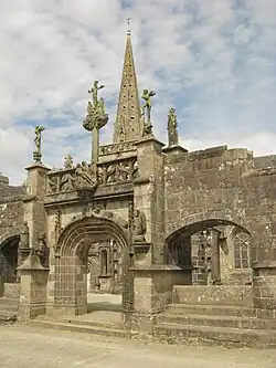 Porte triomphale surmontée du calvaire.