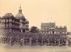 Place de l'église en 1899, parade des commandos boers devant le Raadsaal.