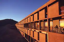Photographie de la façade de l'hôtel baigné par le crépuscule.