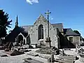 La chapelle et l'enclos paroissial.