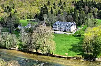 Le château de Buillon au bord de la Loue.