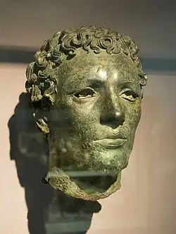 Tête d'une statue-portrait en bronze d'un Nord-Africain. Cyrénaïque (Libye)[N 18]. Taille naturelle. British Museum