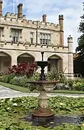 Fontaine d'eau dans les jardins à la française sur le côté est de Government House.