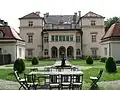 Le vaste jardin a été aménagé dans le style des jardins à la française de la période baroque avec un anneau de fleurs, une fontaine et des allées rectilignes.