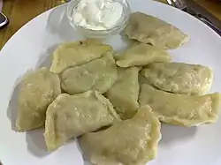 Les pierogi, plat national polonais, sont l'une des traditions culinaires polonaises les plus durables. Ils trouvent leur origine dans les traditions culinaires des anciens territoires de l'est de la Pologne (Kresy)[114].