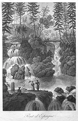 Gravure en noir et blanc : deux cascades de part et d'autre d'un éperon rocheux couvert de sapins ; à droite, une passerelle où se distinguent un âne et un homme ; au premier plan, sur les roches affleurantes, trois flâneurs dont une femme avec une ombrelle