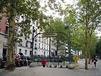 L'unique accès à la station sur la rue Botzaris, agrémenté d'un édicule Guimard.