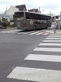 Le S 415 GT-HD no&nbsp;875 en livrée 10 ans groupe Lacroix, près de la gare de Cormeilles-en-Parisis.