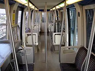 Intérieur d'une rame VAL 206 non rénovée.