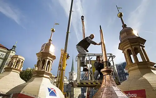 Construction des bulbes des tours.