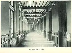 Un couloir, même brochure.