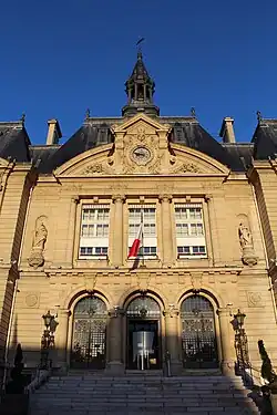 Corps central du bâtiment.