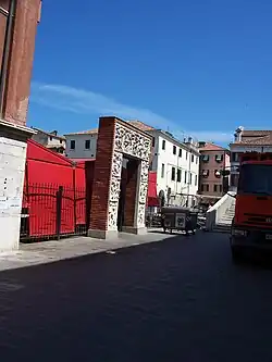 Porte monumentale du marché aux poissons.
