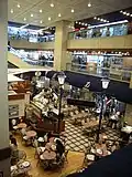 Restaurant français Délifrance dans l'immeuble.