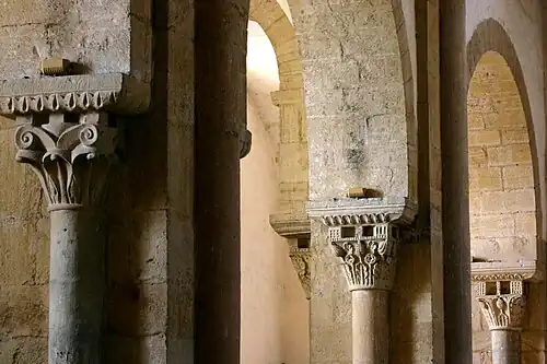Chapiteaux de l'église.