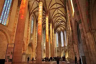 La nef et ses colonnes (XIIIe&nbsp;siècle).