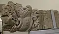 Assemblée bouddhique. Décor du trône de Buddha. Makara crachant un petit personnage. Musée Guimet[85]