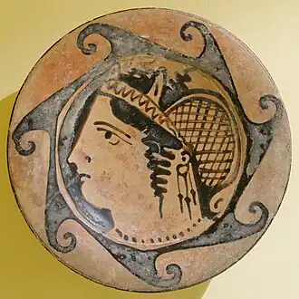 Tête de femme à gauche, médaillon d'une patère étrusque, 2e&nbsp;moitié du IVe&nbsp;siècle&nbsp;av. J.-C.