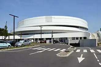 Le palais, côté parking.