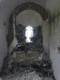 L'intérieur de la chapelle, délabré, en août 2025.