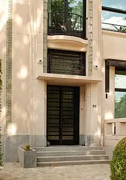 Porte d'entrée.