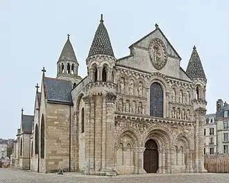 Façade occidentale et mur nord de la collégiale Notre-Dame-la-Grande située à Poitiers.