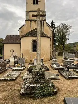 La croix du cimetière et le chevet de l'église Saint-Martin.