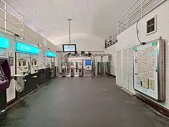 Vue de la salle de distribution des titres de transport.