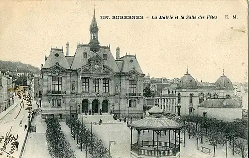 La mairie, la salle des fêtes et le kiosque du square, dans les années 1930.