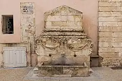 Fontaine (construite en 1651) censée jouxter le restaurant dans le film[10].