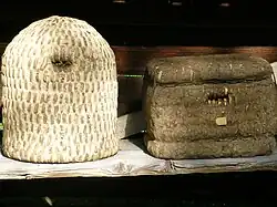 Ruches traditionnelles en osier (à gauche) et paniers Kanitz en paille tressée