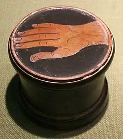 Pyxide athénienne à figures rouges, IVe&nbsp;siècle&nbsp;av. J.-C.