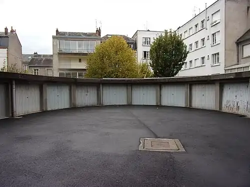 Photographie en couleurs d'une série de garages construits en arc de cercle