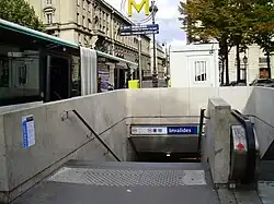 Entrée de la station avec un bus de la ligne Castor en attente de départ vers la gare de Paris-Austerlitz.