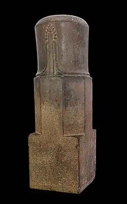 Linga. Trà Kiệu. Xe&nbsp;siècle. Grès.85&nbsp;×&nbsp;27,5&nbsp;×&nbsp;27,5&nbsp;cm[N 11].