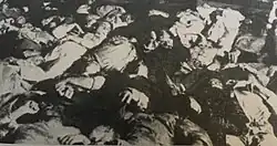 Photo noir et blanc de mauvaise qualité montrant des cadavres alignés sur le sol.