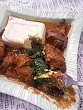 Plat de pâte de maïs servi sur une table à manger