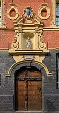 Porte de la maison d'accueil.