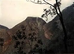Le "Gunung Ranakah" (altitude : 2&nbsp;350&nbsp;mètres) est un volcan de type volcan gris. Il se caractérise comme étant un dôme de lave[N 15].