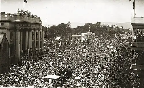 Parliament House (à gauche) pendant le discours du jour de l'Armistice à North Terrace (1918)