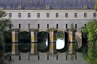 Et le pont-écluse sud ;